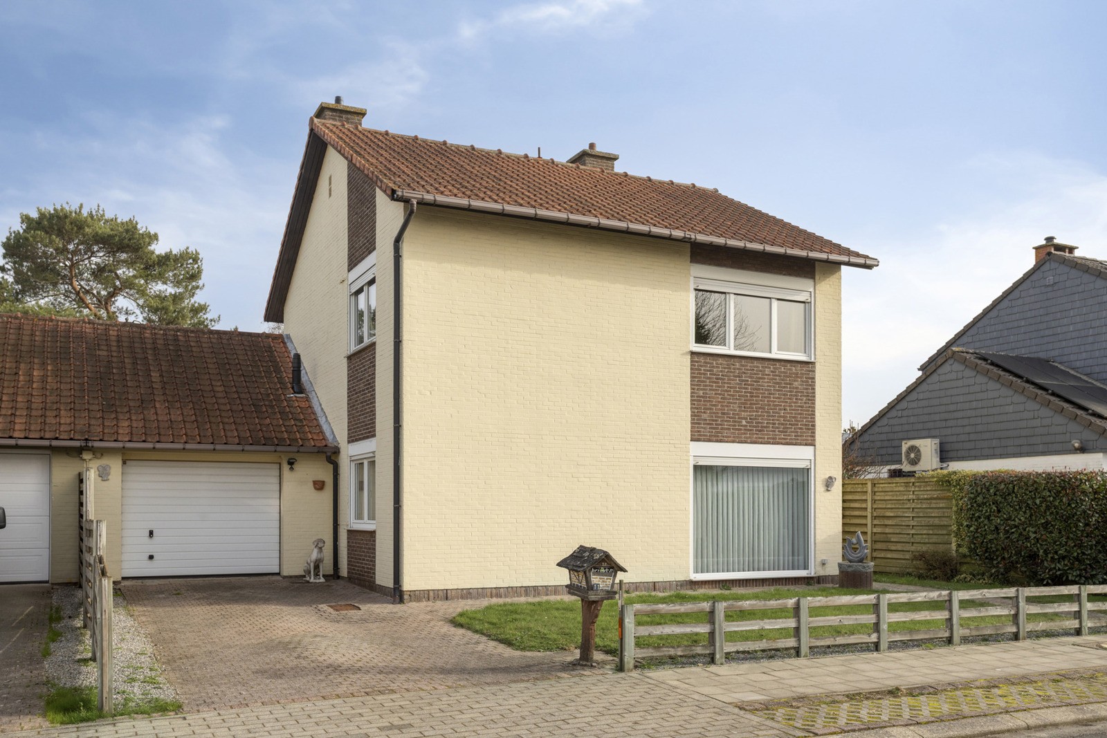 Sparrenweg 11, Emblem